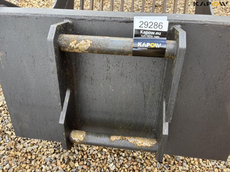 Shaker bucket with Hydrema hitch 13