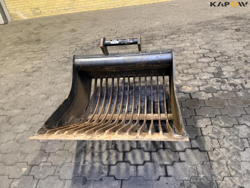 Shaker bucket with S60 hitch 2