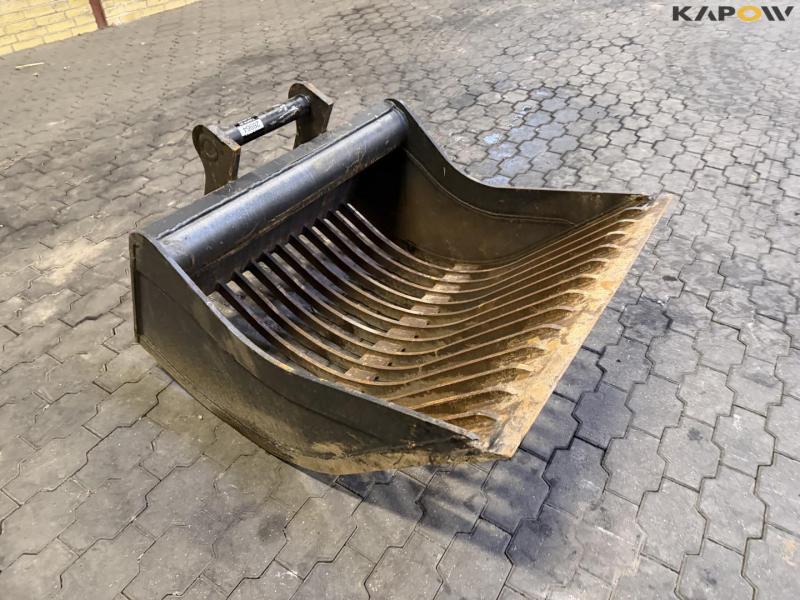 Shaker bucket with S60 hitch 3