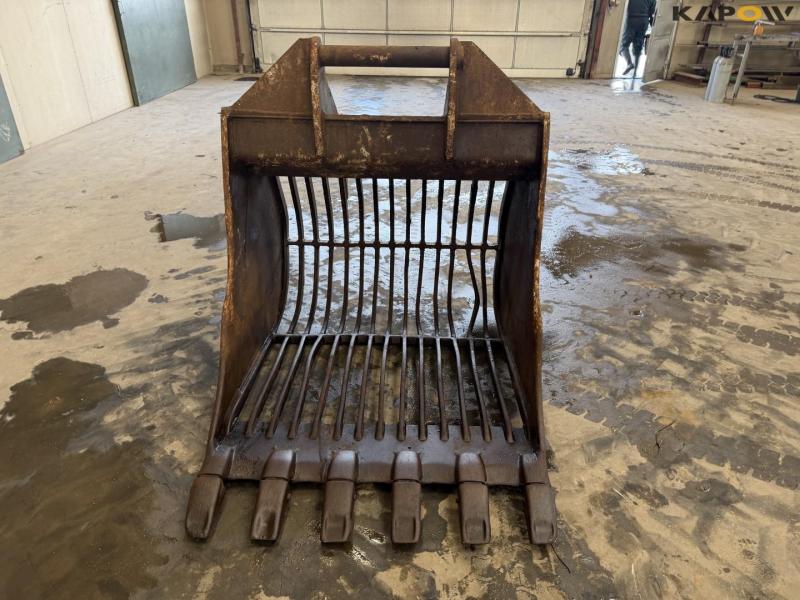 Shaker bucket with S70 hitch 2