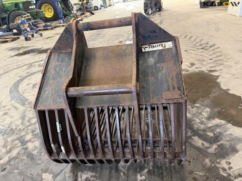 Shaker bucket with S70 hitch 6