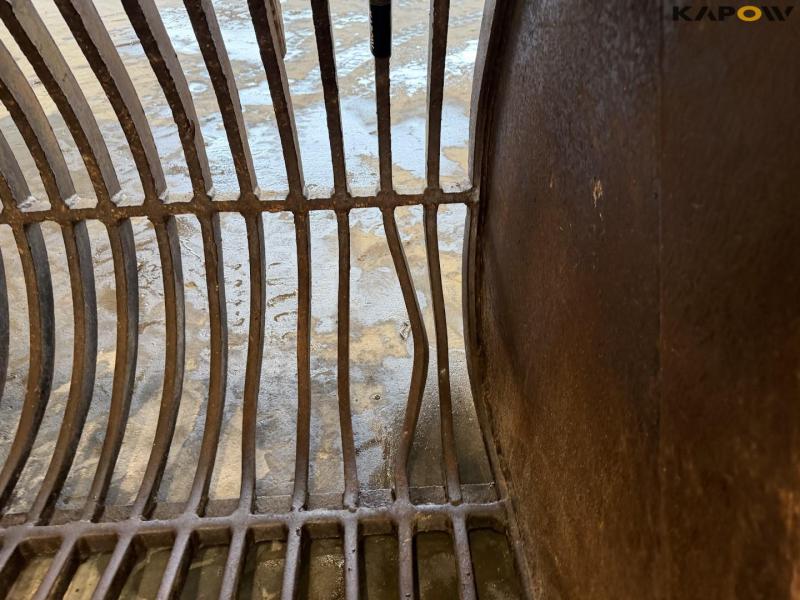 Shaker bucket with S70 hitch 11