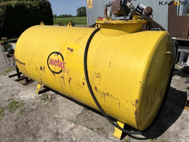Roug 2500 liter oil tank with pump 1