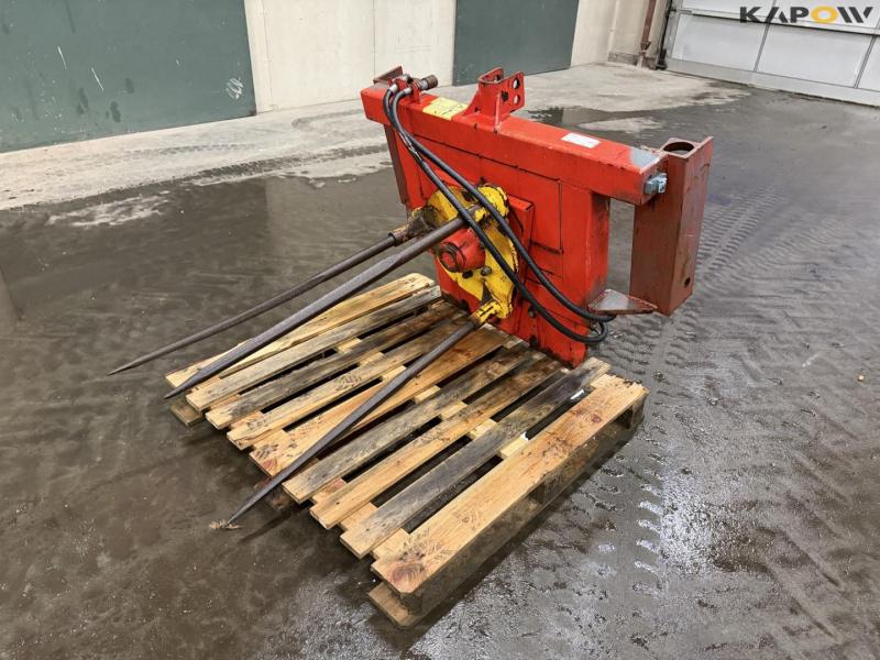 Round bale rolls with John Deere hitch 1