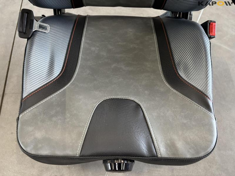 Seat with armrests - new 9