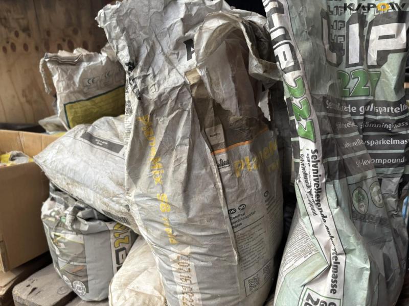 Bagged goods and cans 64