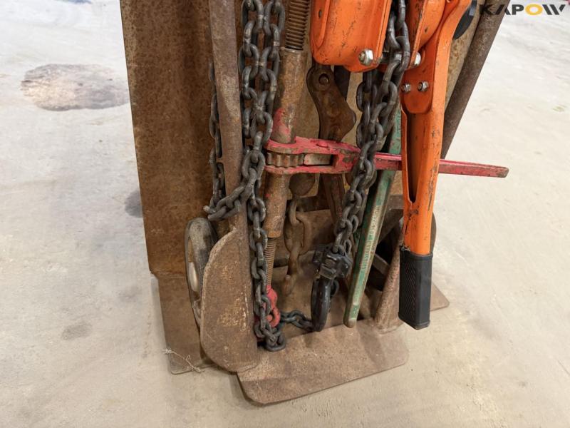 Sack trucks, chains and hoists 13