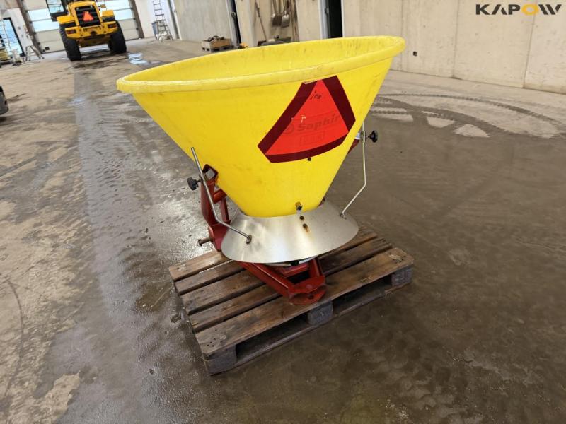 Salt/fertilizer spreader 7