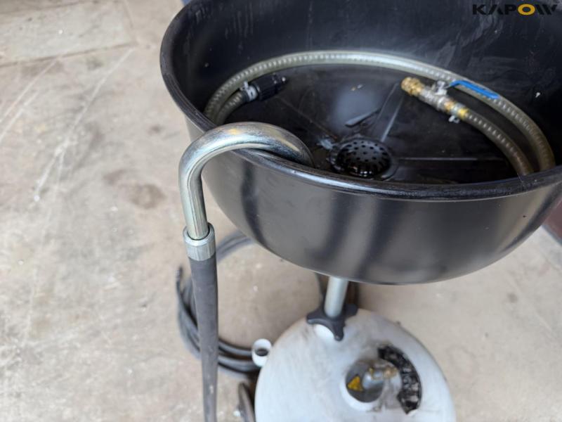 Samoa waste oil container with hose 9