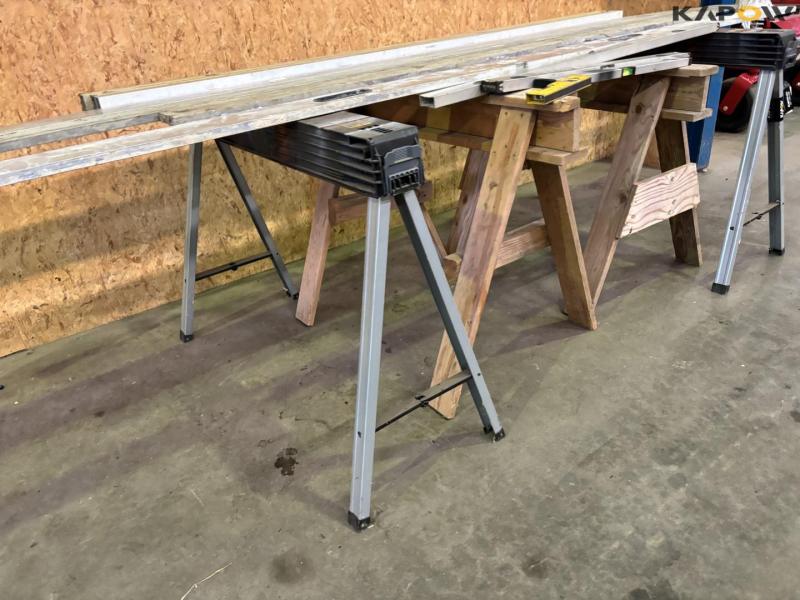 Sawhorses, spirit levels and planers 3