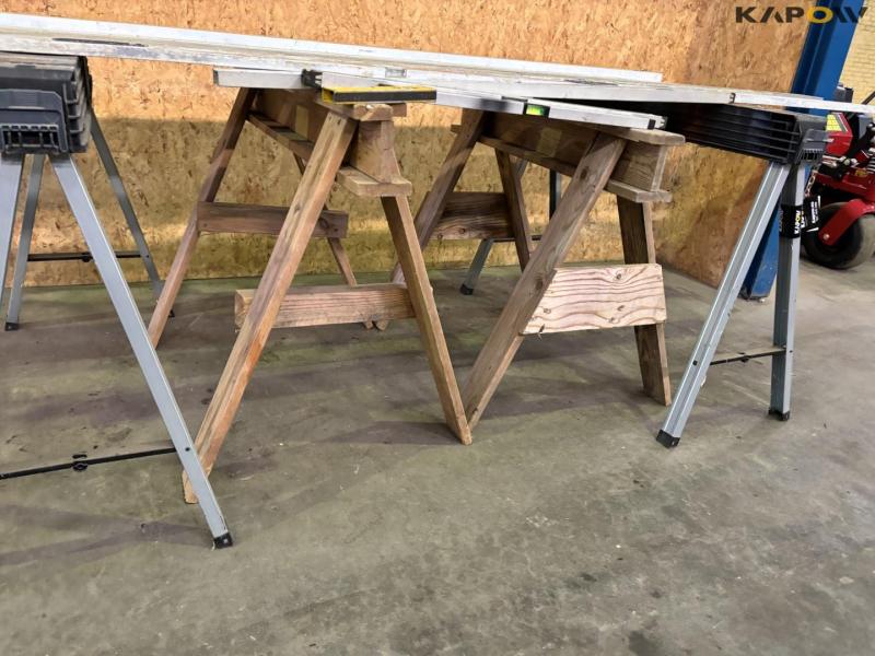 Sawhorses, spirit levels and planers 4