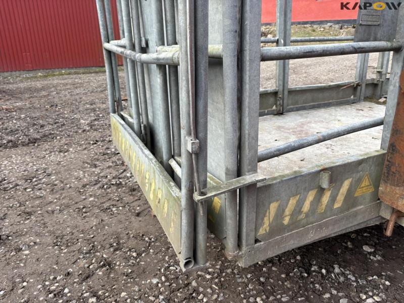 Scantruck swivel and crew basket 37