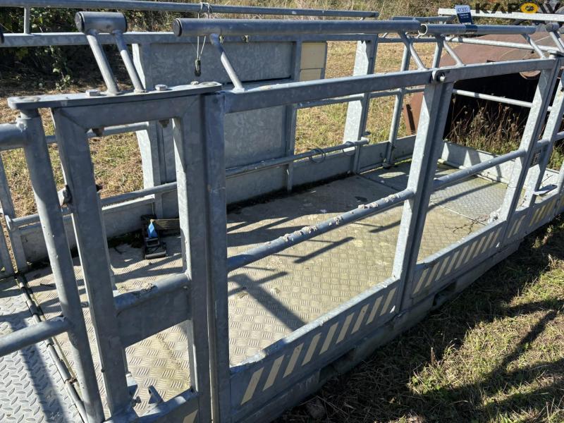 Scantruck crew basket and swivel joint 11