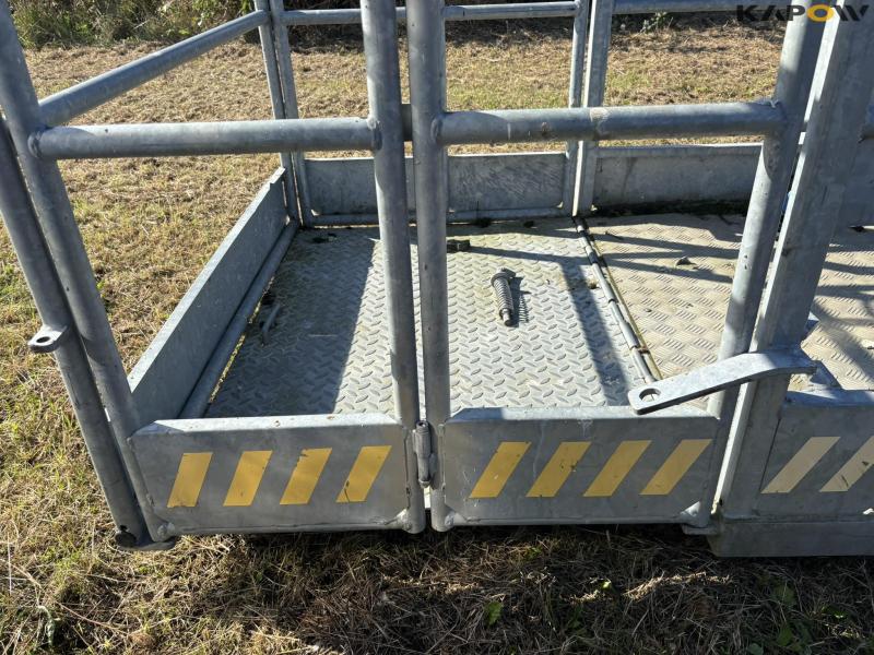 Scantruck crew basket and swivel joint 13