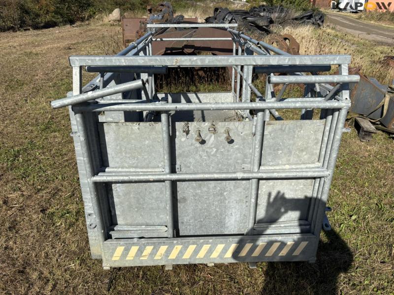 Scantruck crew basket and swivel joint 25