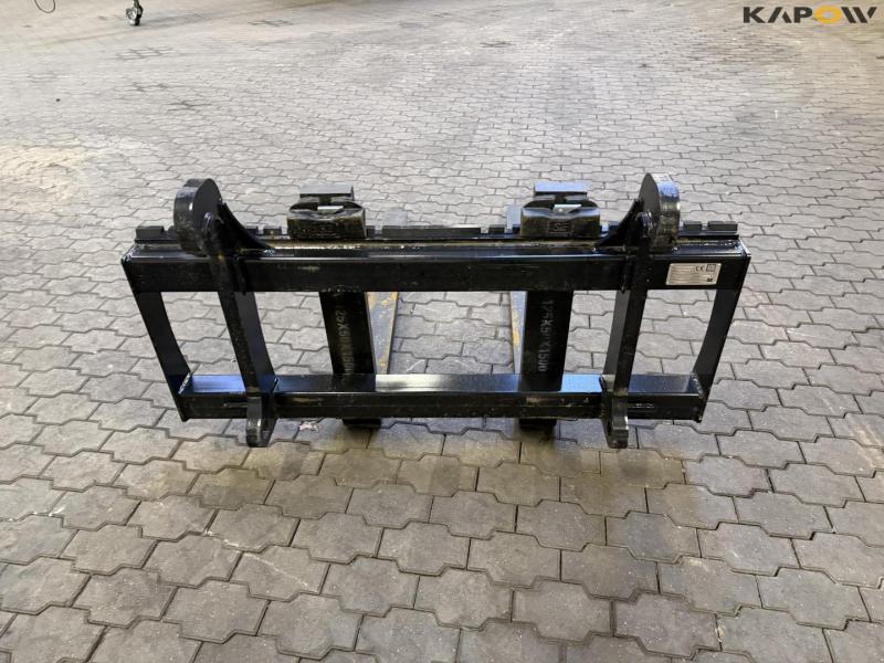 SE Pallet forks with Volvo Hitch 6