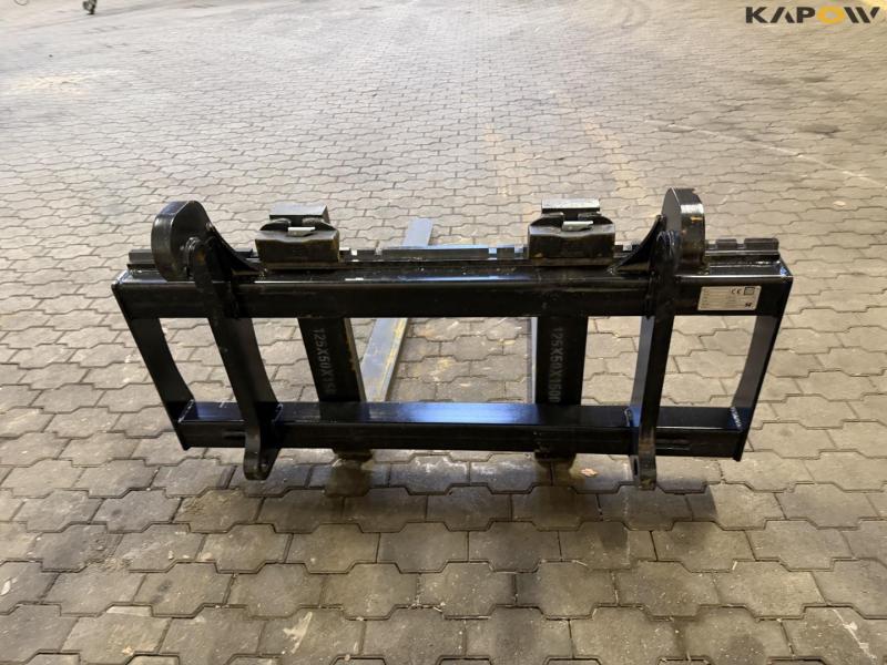 SE Pallet forks with Volvo Hitch 6