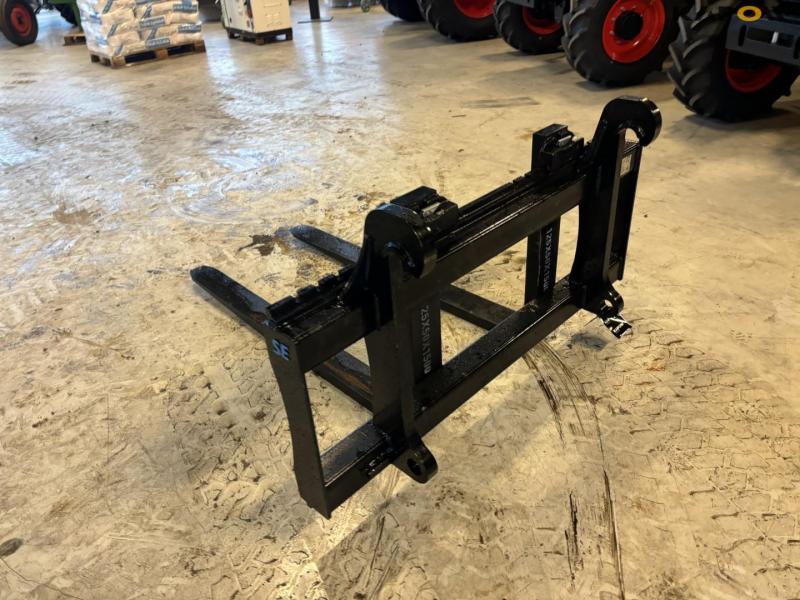 SE pallet forks with Volvo hitch 7