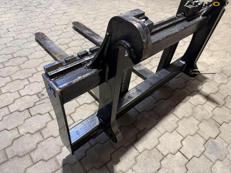 SE pallet forks with Volvo hitch 9