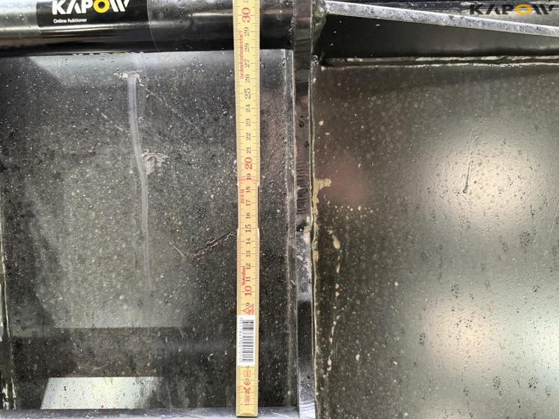 SE bucket with Hydrema hitch 9