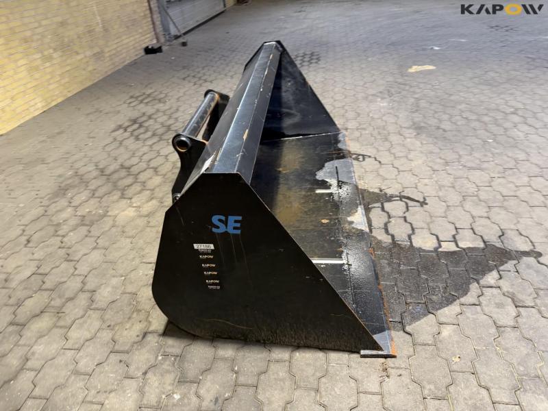 SE bucket with Manitou hitch 4