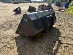 SE bucket with Manitou hitch 6