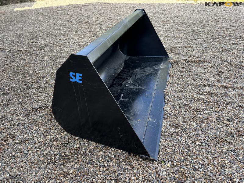 See shovel with Volvo Hitch 4