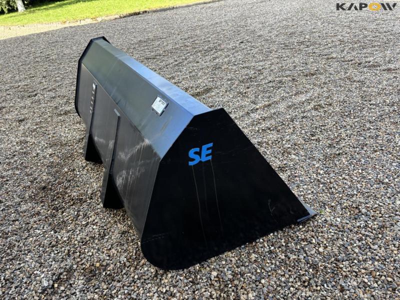 See shovel with Volvo Hitch 5