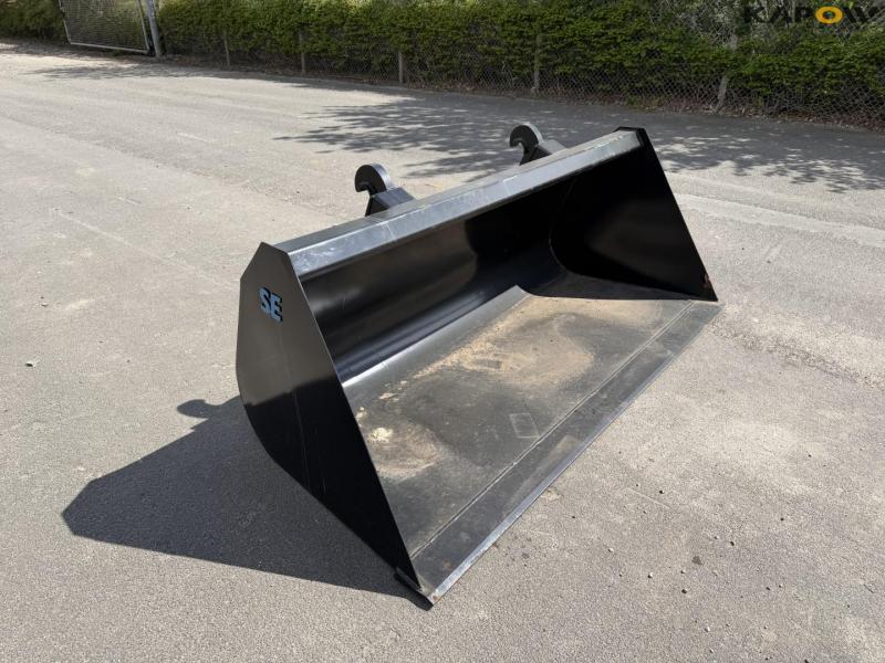 SE bucket with Volvo hitch 3