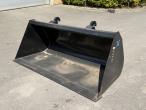 SE bucket with Volvo hitch 1