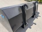 SE bucket with Volvo hitch 9