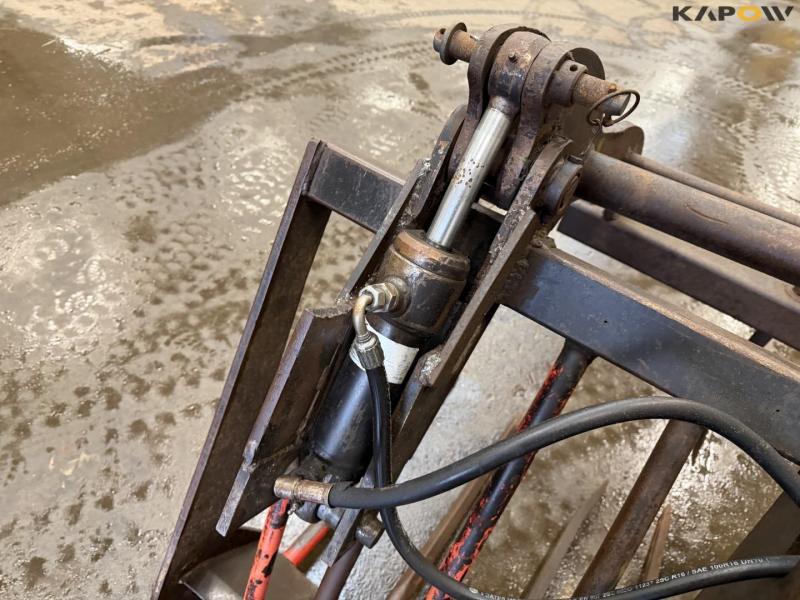 Silo grab with Volvo hitch 9