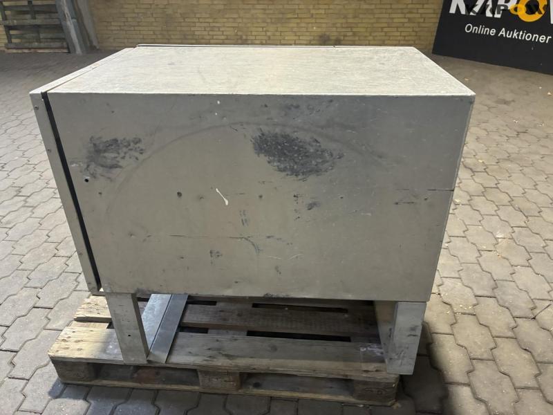 Vehicle-mounted cabinet 4