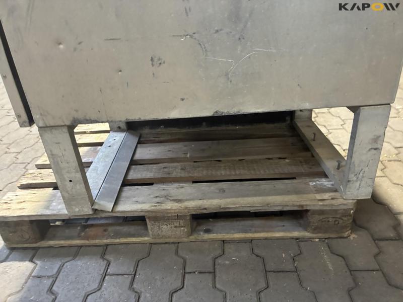 Vehicle-mounted cabinet 7