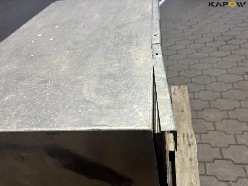 Vehicle-mounted cabinet 9