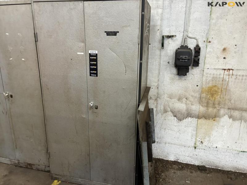 Cabinets with content 6