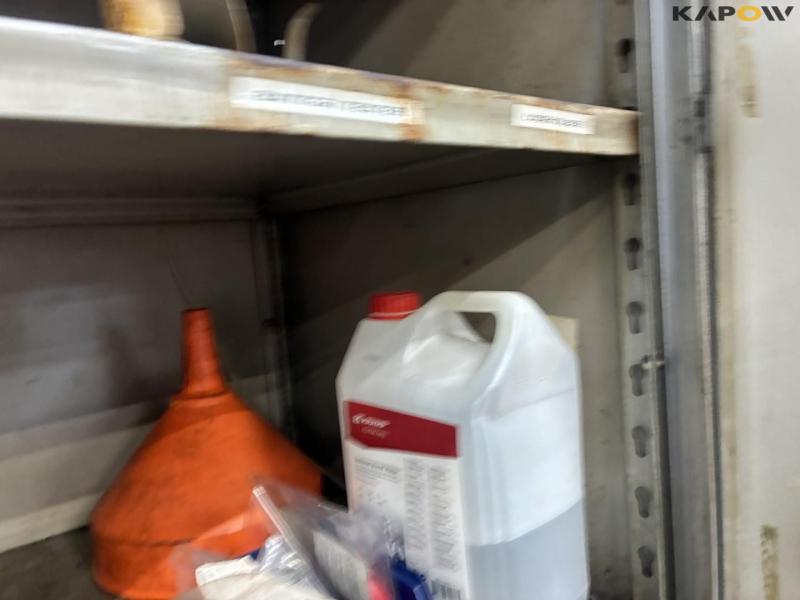 Cabinets with content 28