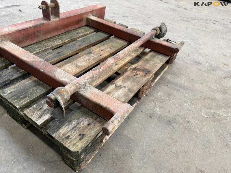 Cutting table suspension with three-point linkage 9