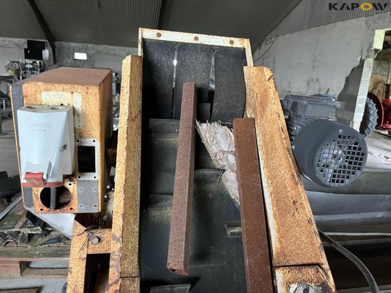 Shell conveyor belt for bagging 6