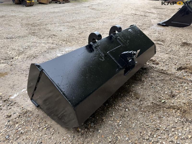 Bucket with Beco hitch 7