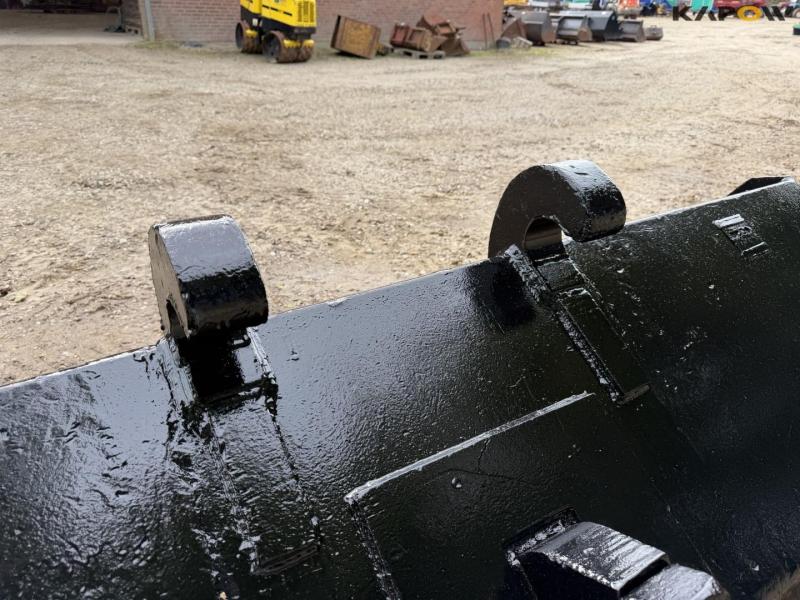 Bucket with Beco hitch 10
