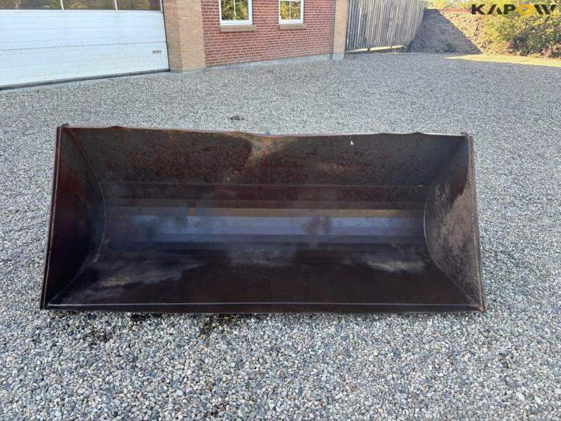 Bucket with Euro hitch 2