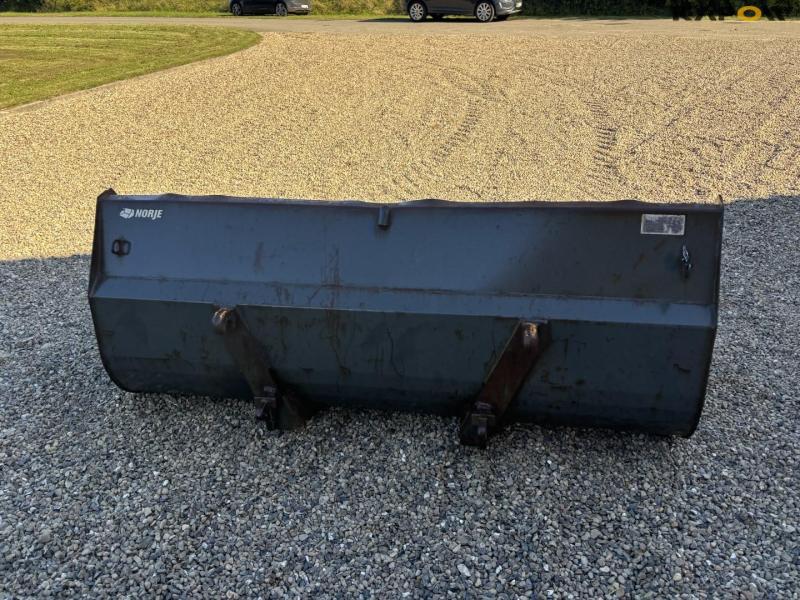 Bucket with Euro hitch 6