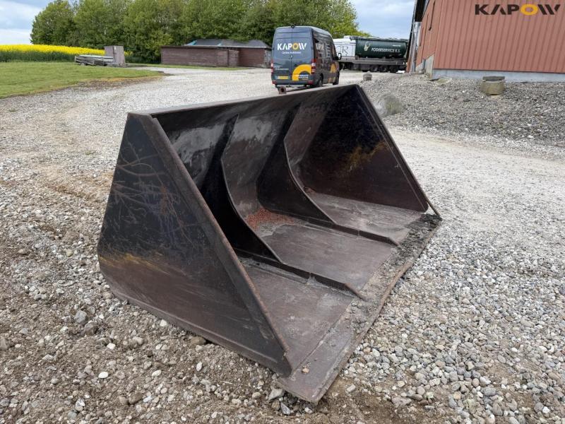 Bucket with Euro hitch 3