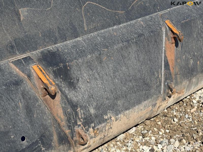 Bucket with Euro hitch 8