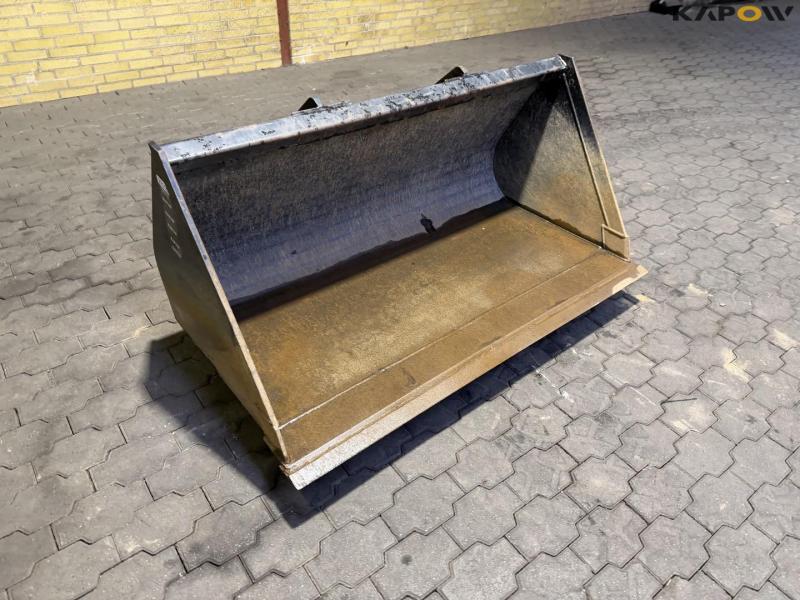 Bucket with Giant hitch 3