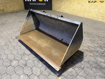 Bucket with Giant hitch