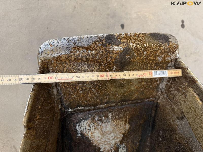 Bucket with Hydrema hitch 12