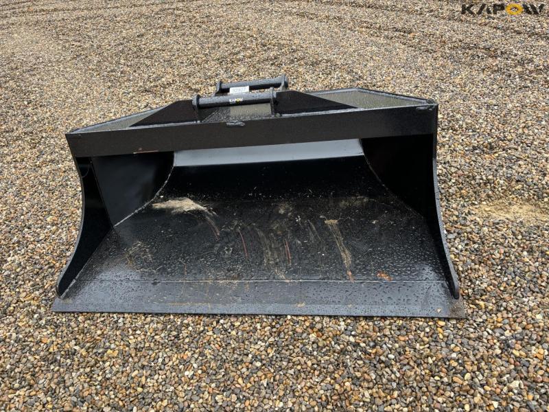 Bucket with Hydrema hitch 2