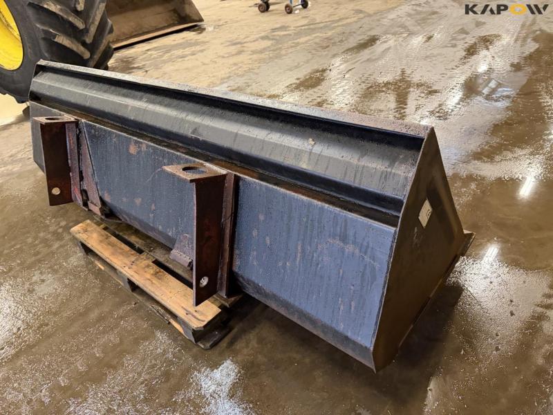 Bucket with John Deere hitch 4